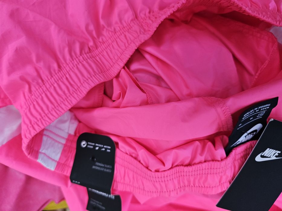 Nike оригинална дамска долница материя шушляк нова М размер