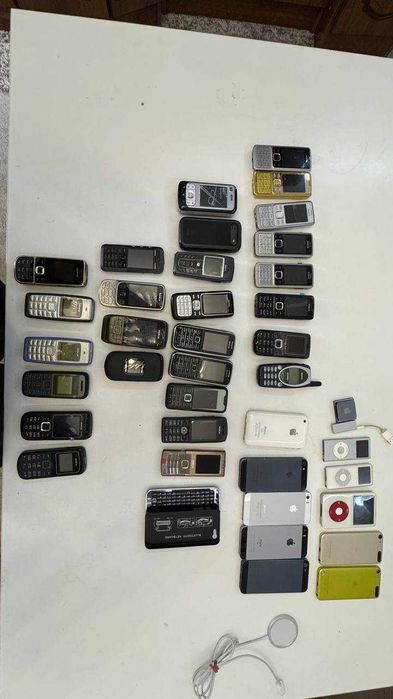 Nokia, iPhone, Motorola, Vertu