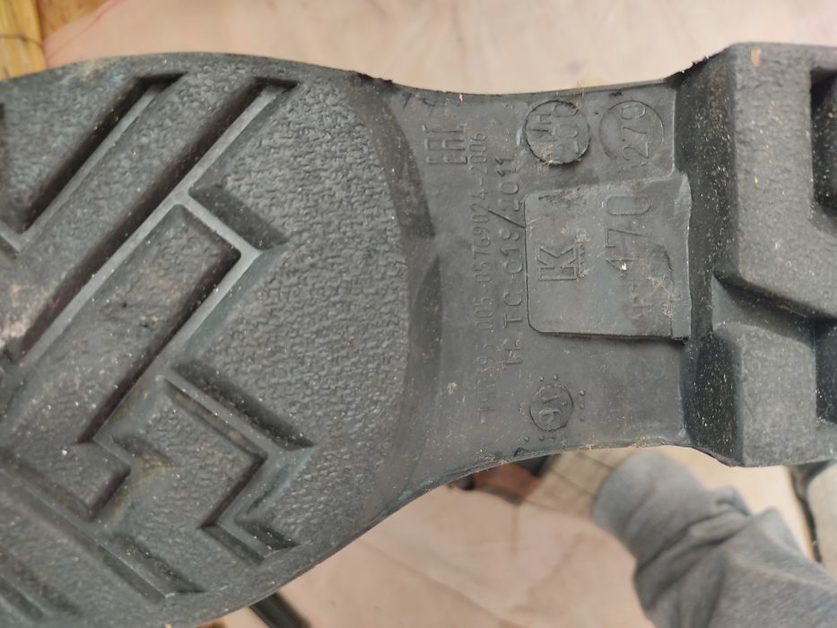 Продам ботинки и резиновые сапоги