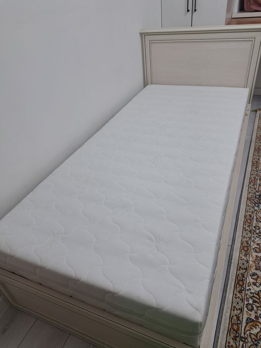 Кровать с ортопедическим матрасом.