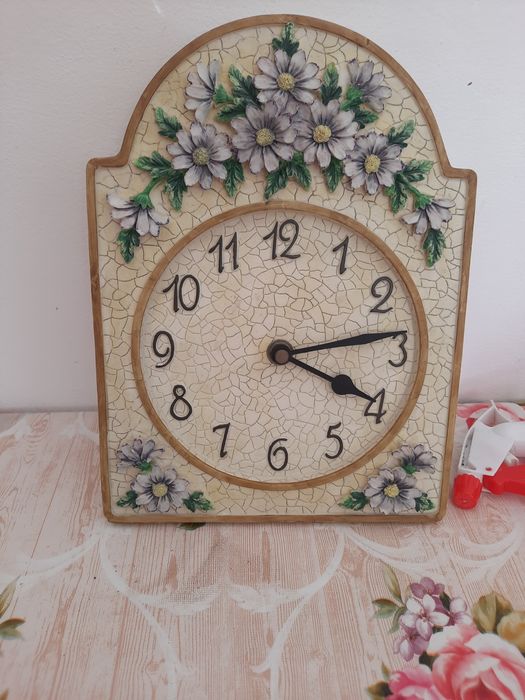 Deosebit ceas decorativ din ceramica