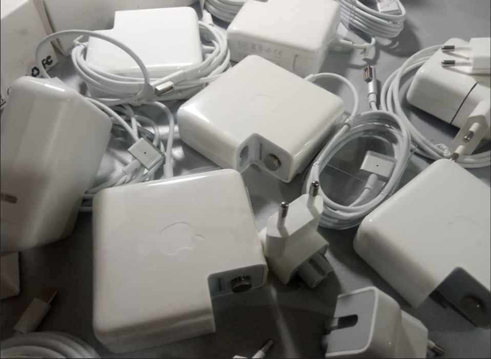 на MacBook 60W - зарядка, блок питания.