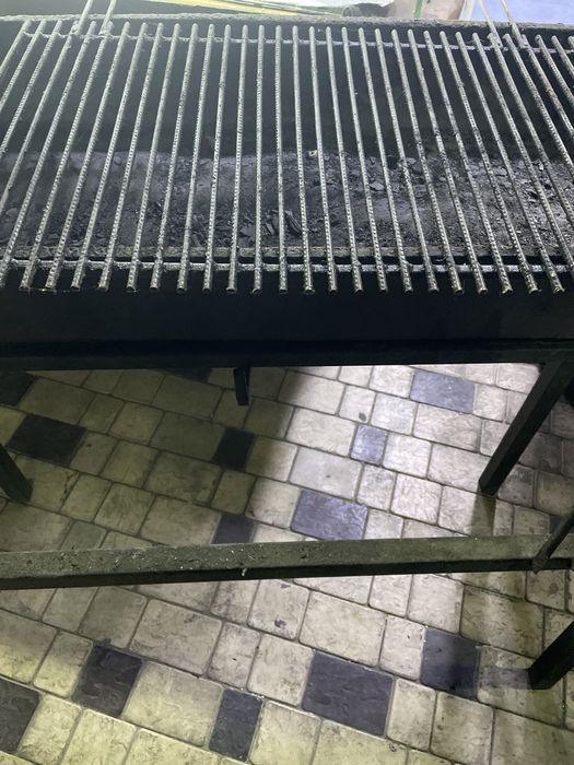 Мангал 1.30*0.40 размери устида 2 та сеткаси хам бор