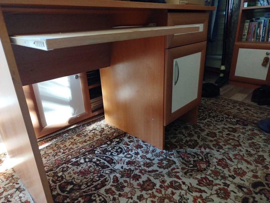 Ученическо бюро използвано с механизъм за клавиатура