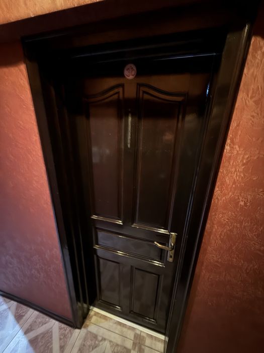 Интериорни врати от естествено дърво