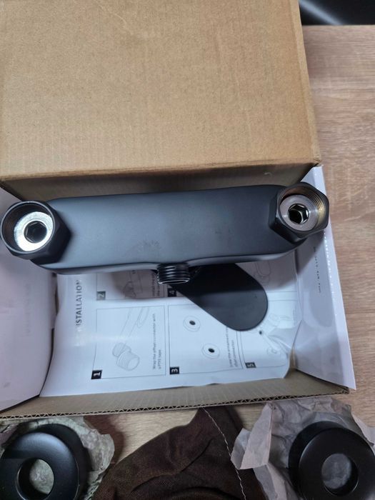 Baterii de duș Namuoto, montare pe perete, cu montare manuală în alamă