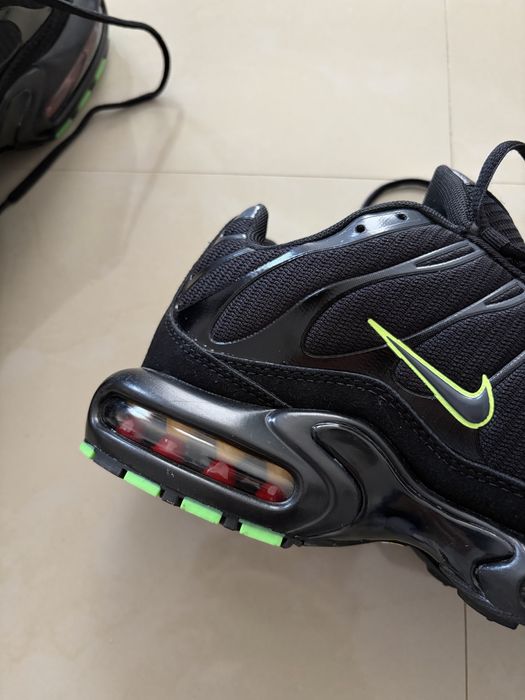 Nike Air Max Plus TN – Black/Volt Neon – Mărimea 42 – Stare Excelentă