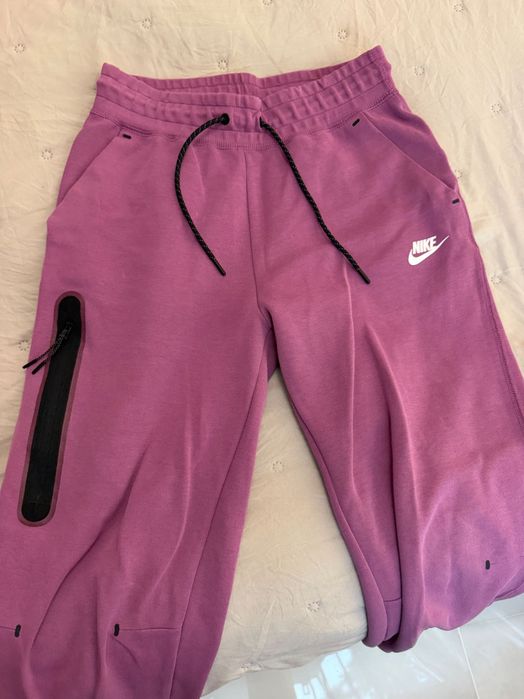 Спортно дамско долнище Nike Tech