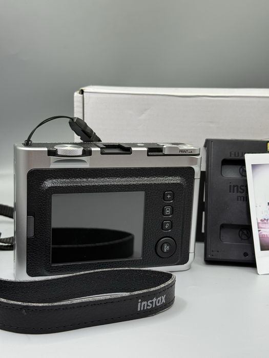 Моментальный Instax mini Evo