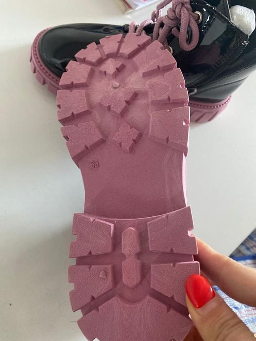 Продам абсолютно  новые ботинки  для девочки