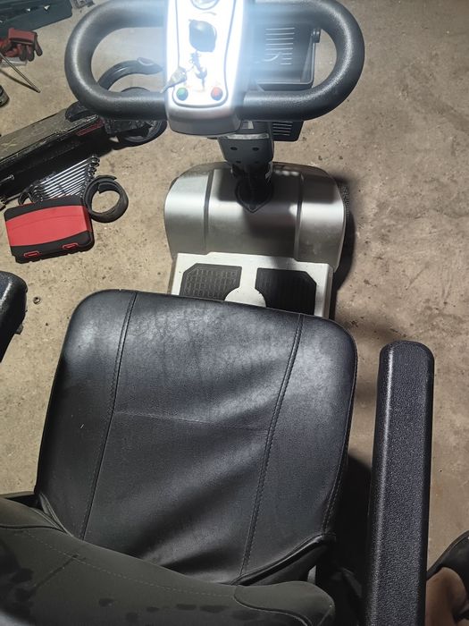Vând cărucior pt persone cu dizabilitati