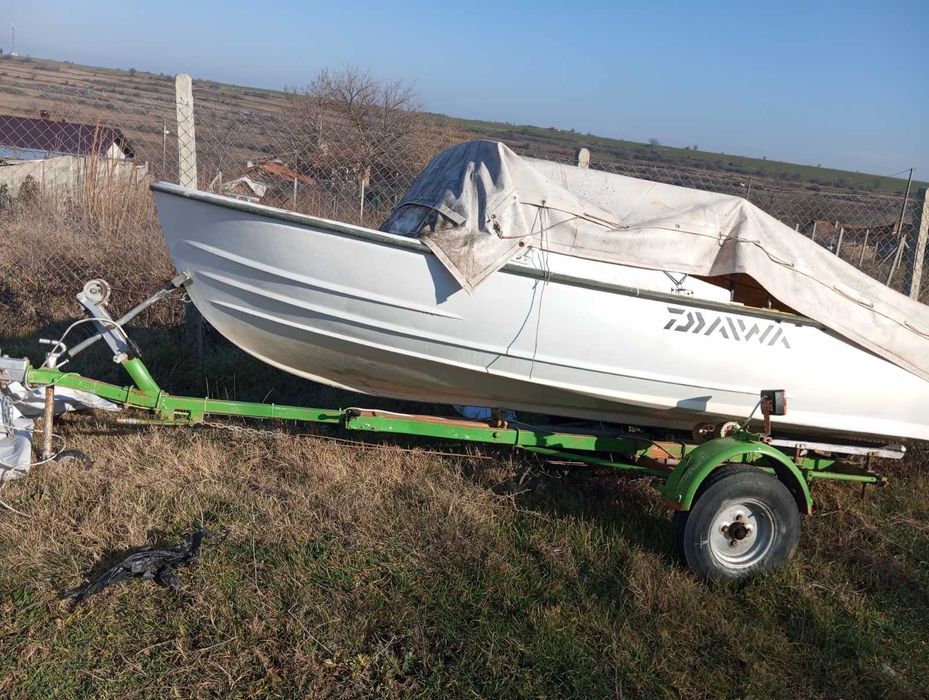 Лодка с извънбордов двигател 10к.с.