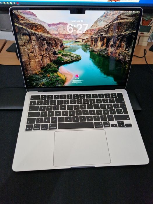 Macbook Air 13.6" M4 3 cicluri 16gb 256ssd