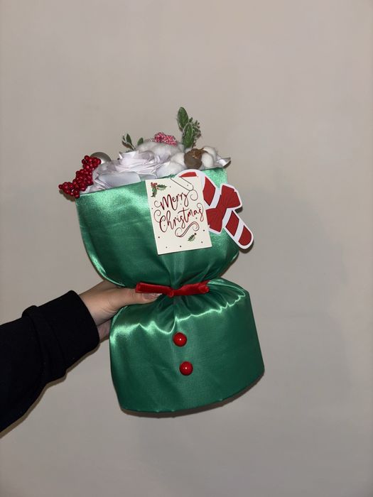 Ръчно изработени коледни букети със сатенени рози