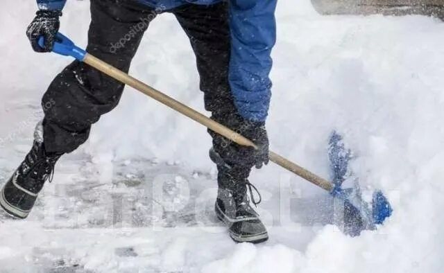 Уборка снега вручную