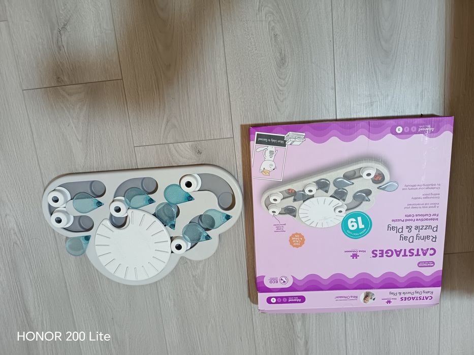 hrănitoare pentru pisici
