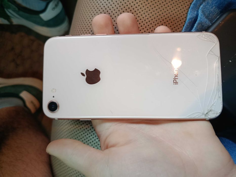 Vând iPhone 8  .