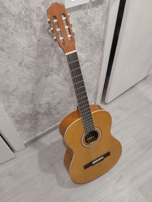 Продается гитара Adagio