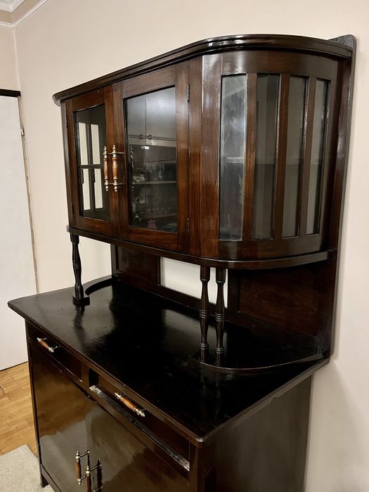 Старинен бюфет + часовник подарък