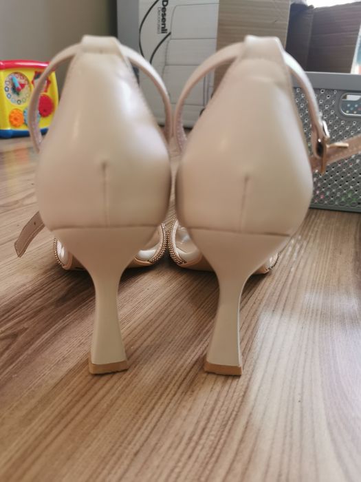 Страхотни сандали на ток