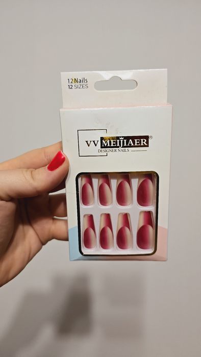 Unghii false cu adeziv