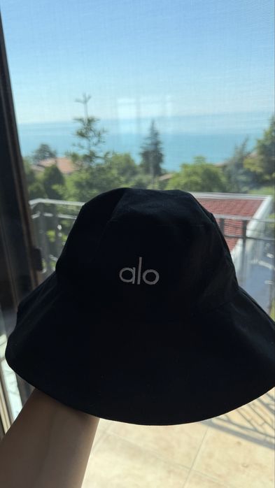 Нова черна шапка Alo