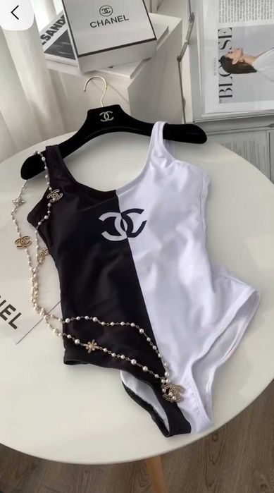 черно бял бански на шанел нов с етикет и чантичка chanel