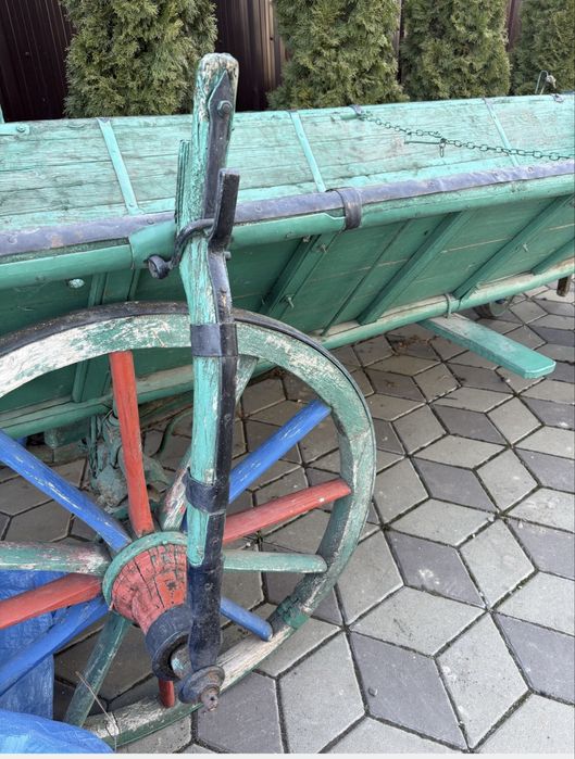 Căruță veche din lemn în stare bună