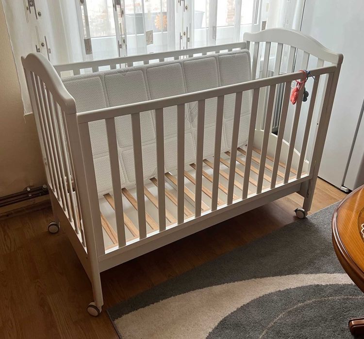 Patut din lemn si saltea pentru copii foarte putin folosit