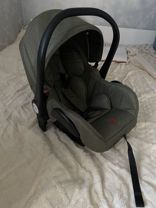 Продам КОЛЯСКУ с автолюлькой макинск