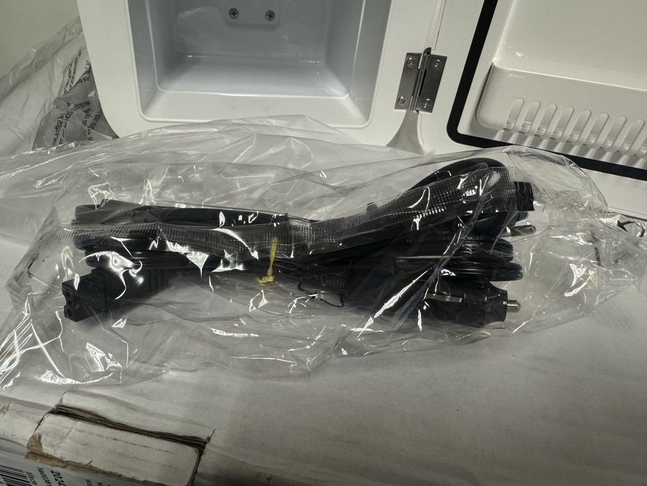 НОВ мини хладилник на 12в и на 220в