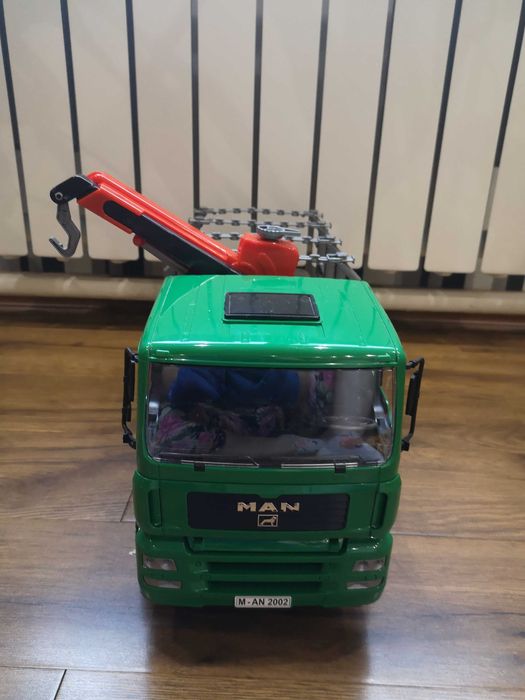 Лесовоз игрушка фирмы Bruder