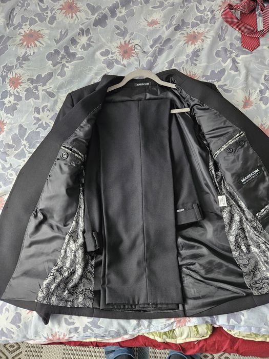 Vând costum de bărbați negru nr 48 . Made în Romània.