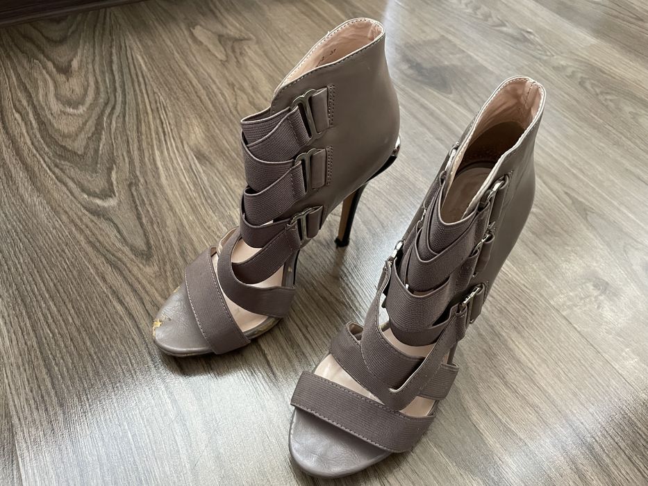 Продам стильные босоножки Basconi