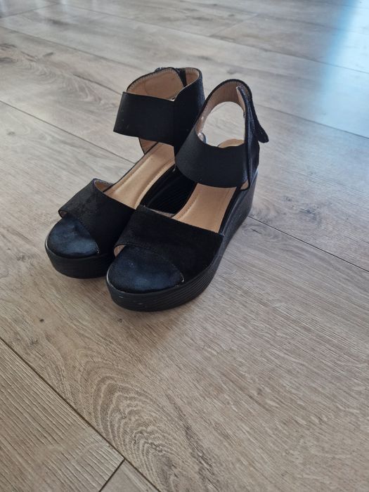 Vând sandale comode