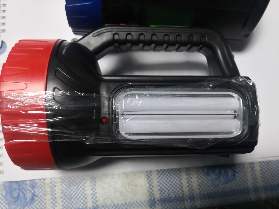 Lanterna led si lampa solara cu acumulator