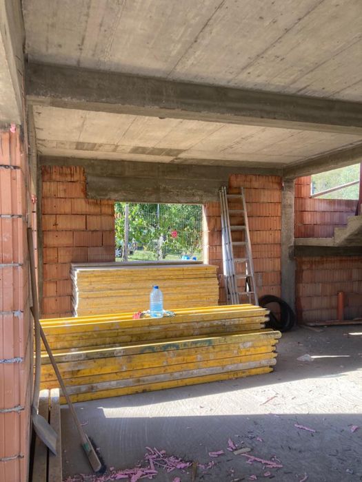 Execut lucrari la rosu (case, garduri, acoperisuri )