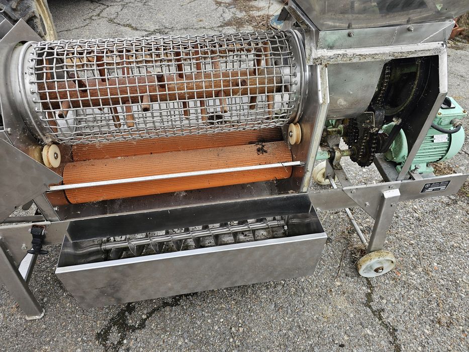 Ронкачна машина за грозде ронкачка