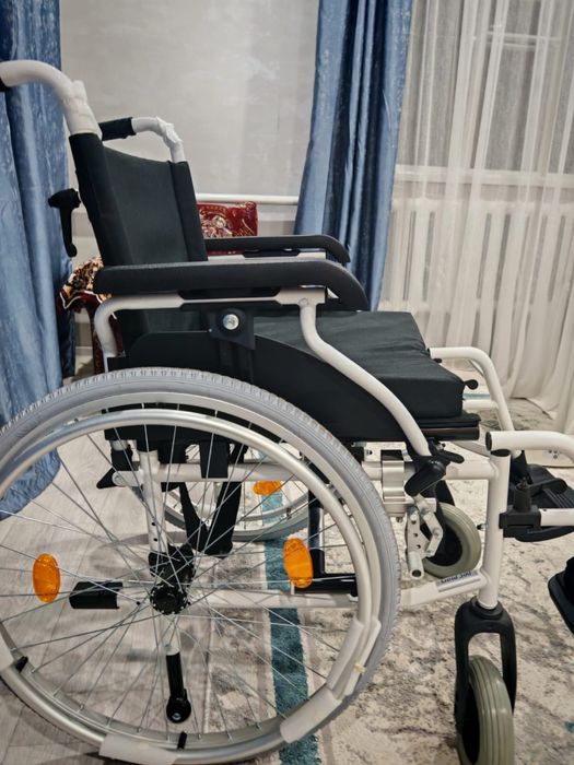 Продам инвалидную кресло- коляску