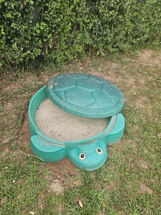 Topogan Cutie de nisip cu capac 150 lei ambele