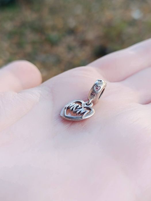 Talisman tip pandantiv cu inimioara cu inscriptia Mom, Pandora