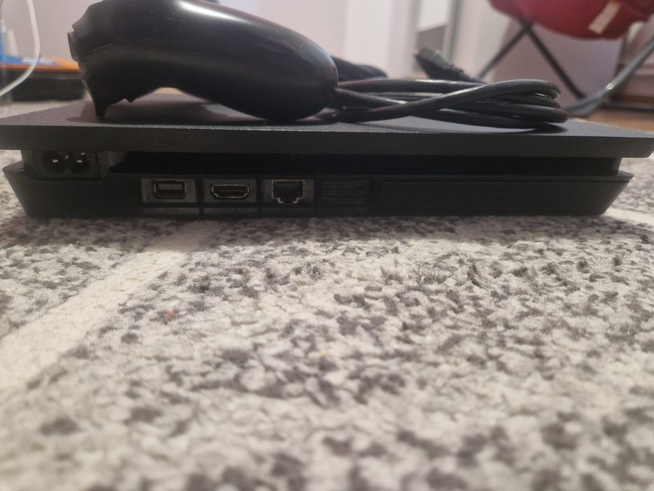 PlayStation 4 Slim 1TB + Controller + Cabluri