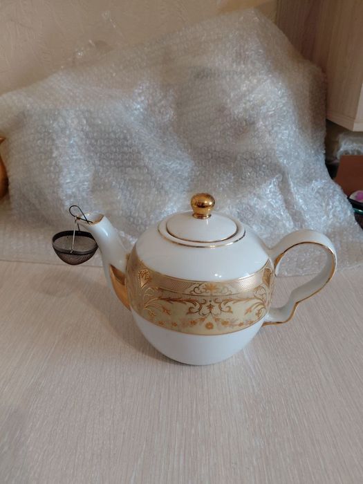 Продам чайники фарфор и эмалированный