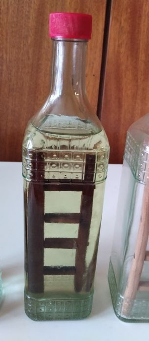 5 стъклени бутилки 0.7л със дървена стълба в тях