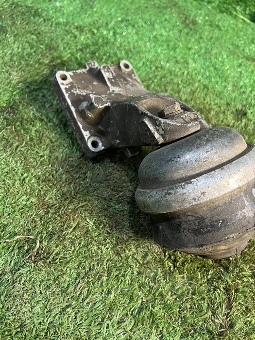 Подушка опора двигателя Мерседес Мерс е320 104 е280 Mercedes e280 e320