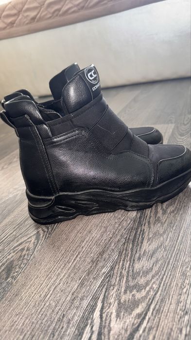 Продам кроссовки