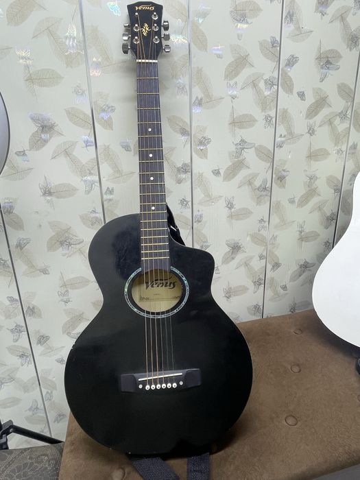 Akkustik gitara sotiladi holati yaxshi