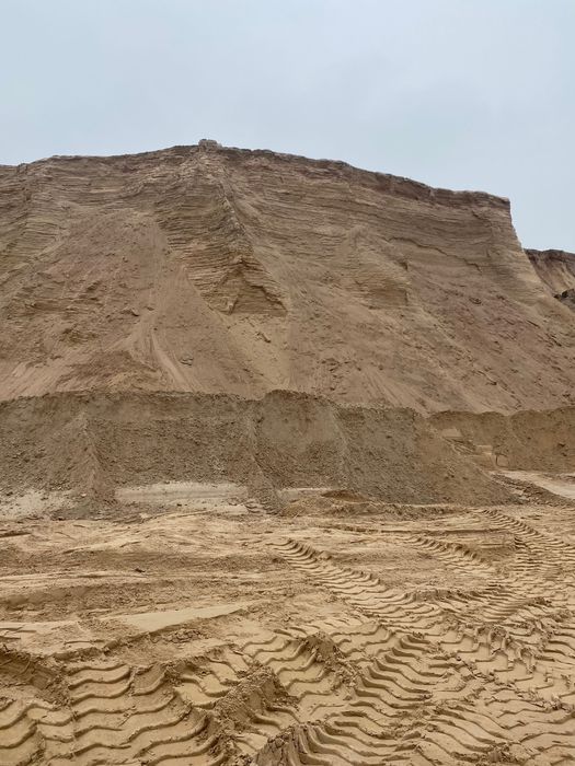 Кварцевый песок. При заказе большого обьема скидка имеется.