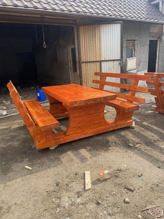 Facem foisoare din lemn masiv acoperit cu tegola prins in suruburi