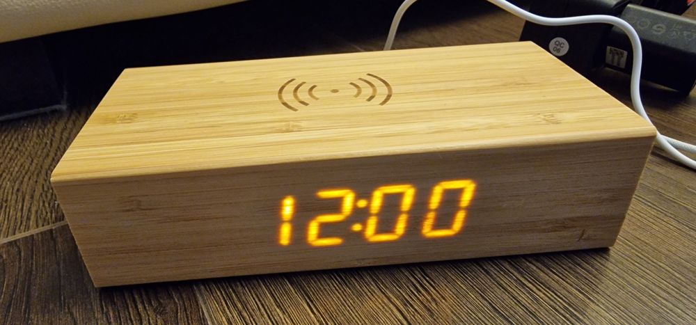 Ceas desteptator din bambus cu 3 alarme si incarcare wireless